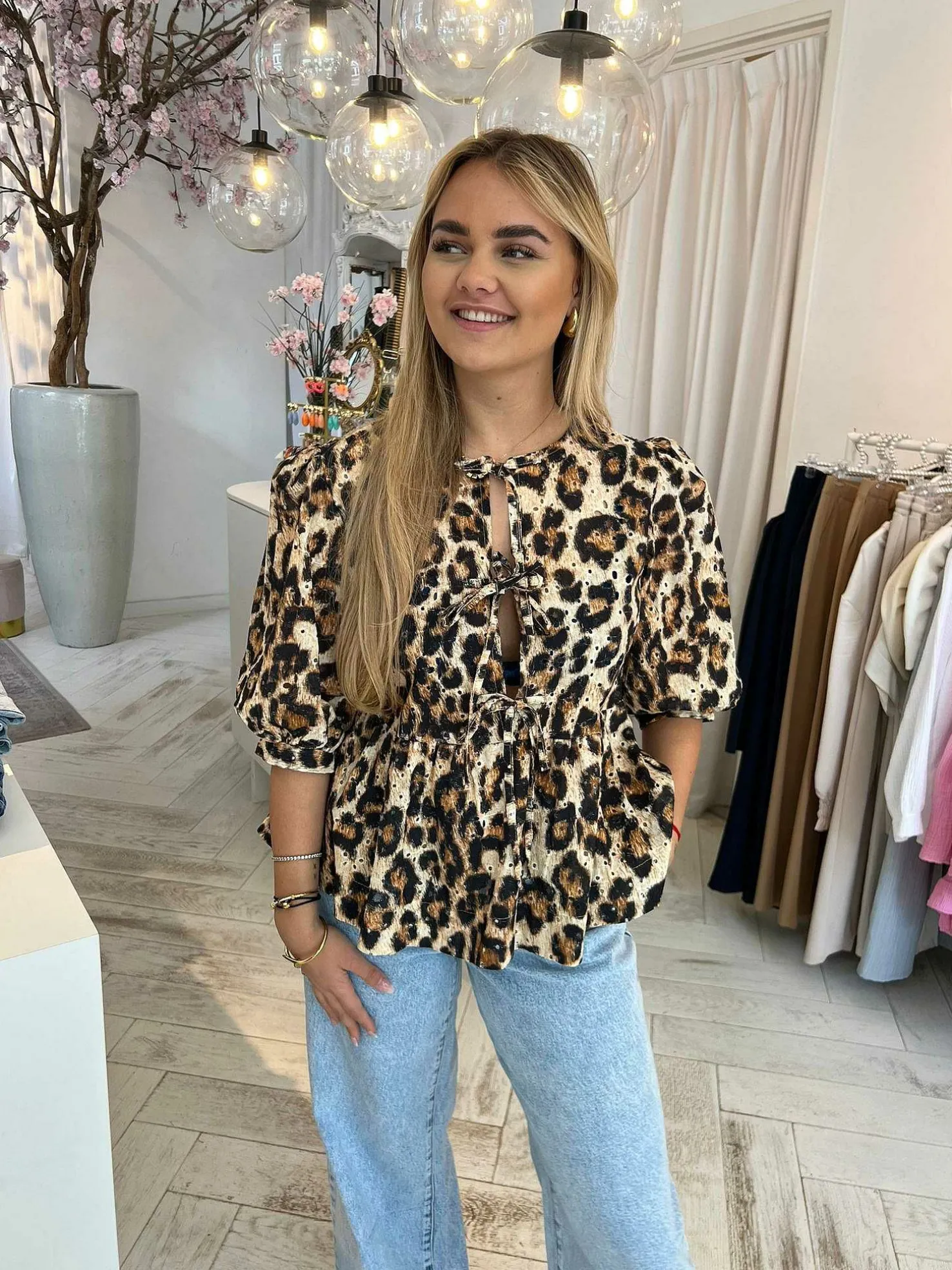 LOF Boutique Tops & Blousjes>Hazel Leo Bow Broderie Blouse