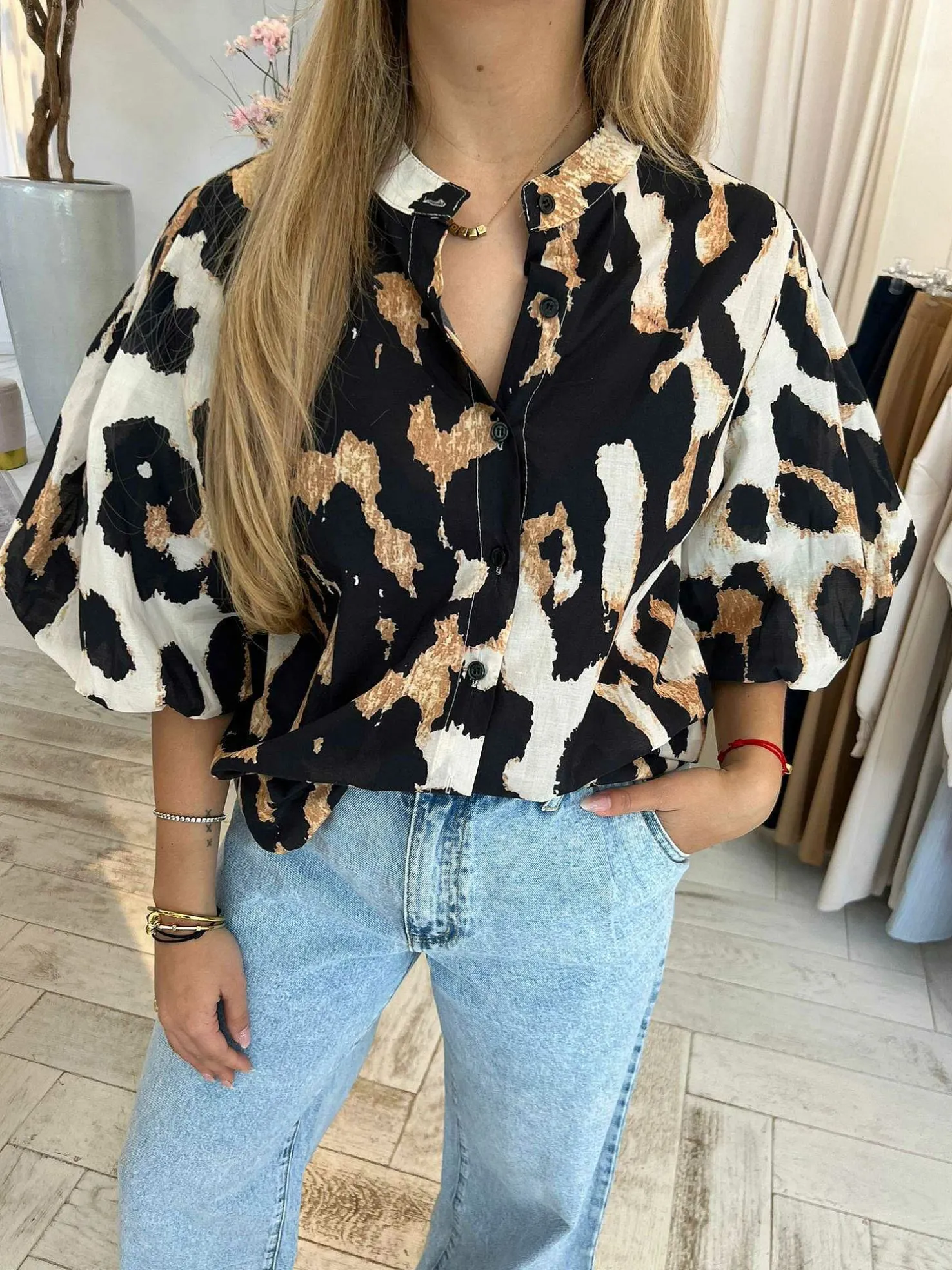 LOF Boutique Tops & Blousjes>Jolie Leo Short Sleeve Blouse